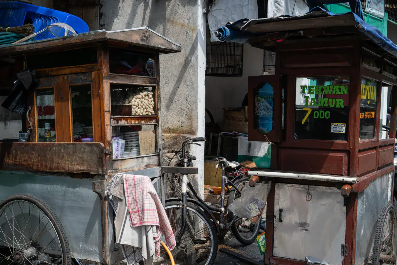 Mobile food stalls by the wayside