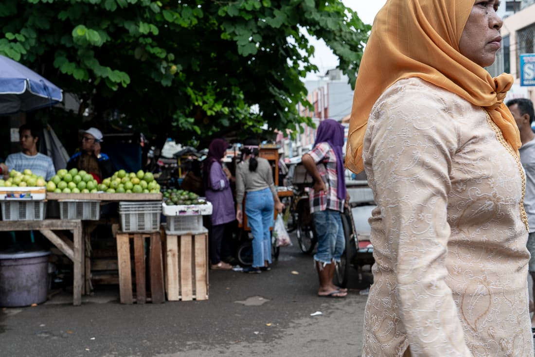 インドネシア 鮮やかなヒジャブをかぶった女性 旅と写真とエッセイ By オザワテツ