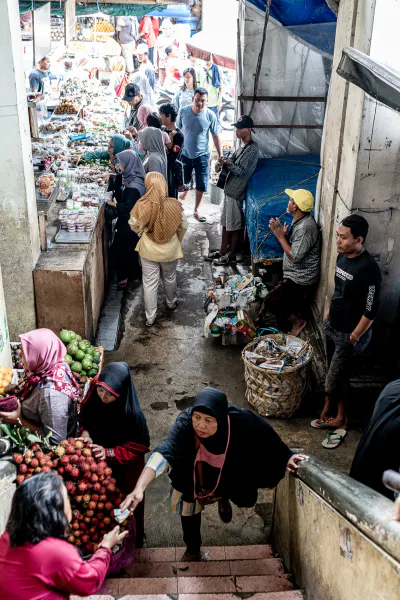 カノマン市場で買い物するチャドルの女性
