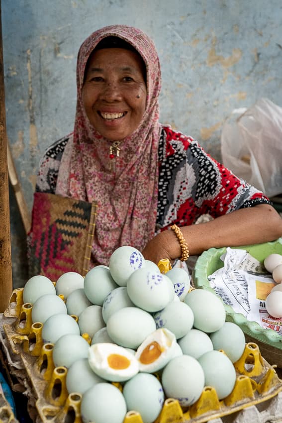 カノマン市場でゆで卵を売っていた女性