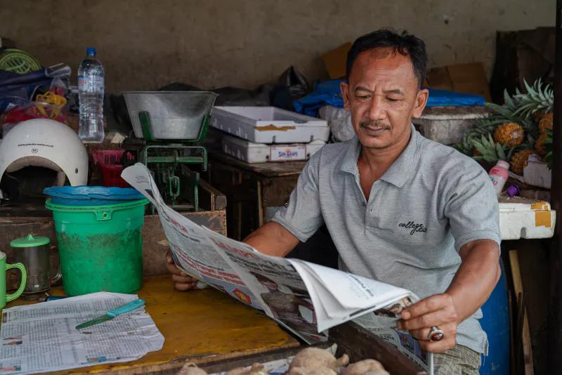 ゆったりと新聞を読む男