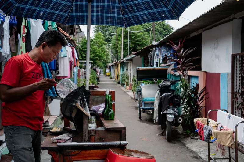 人気のない路地の屋台で働く男