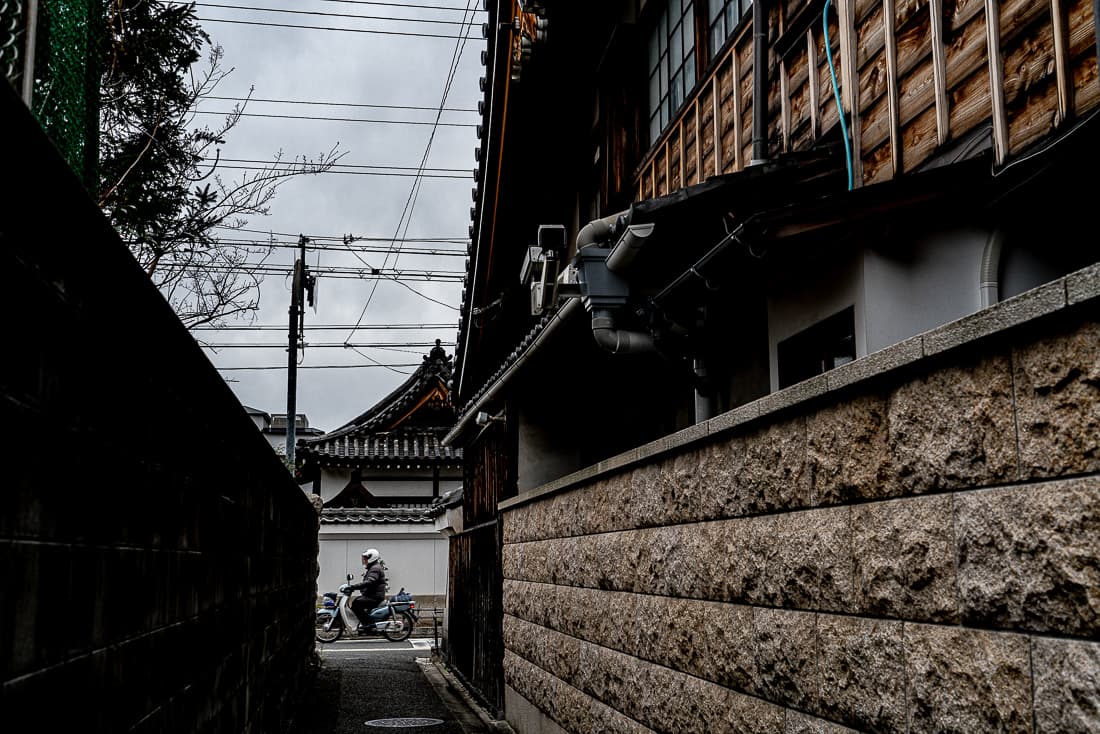 路地の先を走るバイク