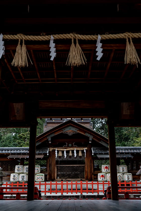 建勲神社の拝殿と神門