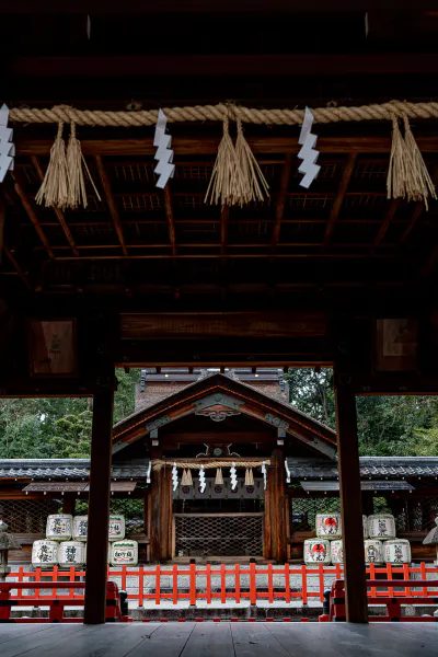 建勲神社の拝殿と神門