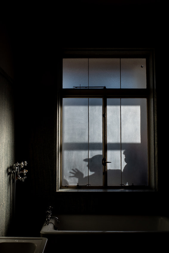 浴室の窓に映った人影