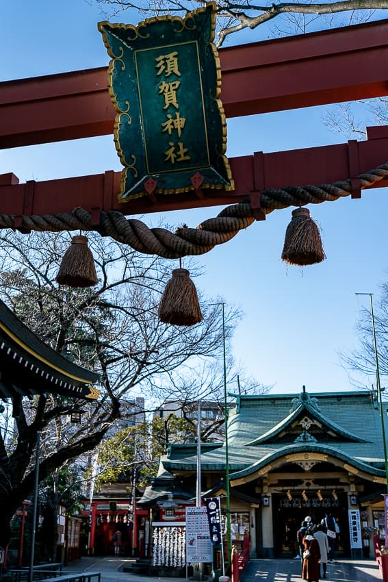 須賀神社の扁額と社殿