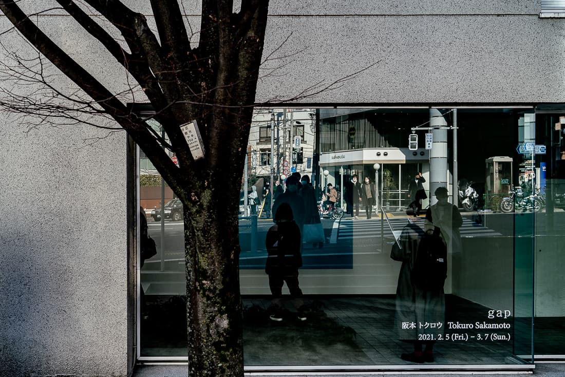 Intersection in front of Daikanyama Police Station reflected in the window glass