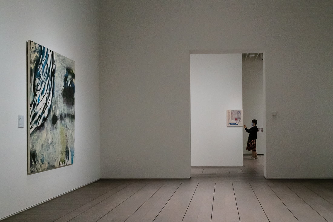 Woman holding a camera at the Artizon Museum
