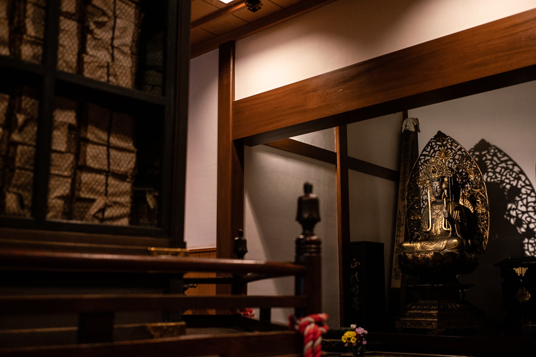 慈眼寺の一切経蔵の中に鎮座する​聖観世音菩薩坐像
