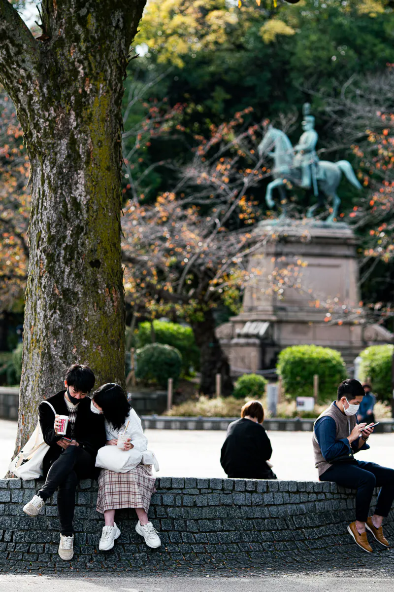 上野公園でくつろぐカップル