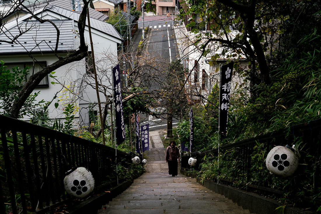 牛天神北野神社の提灯のある階段