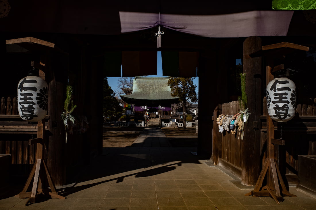 Shakado Hall of Enyu-ji Temple seen through the Niomon Gate