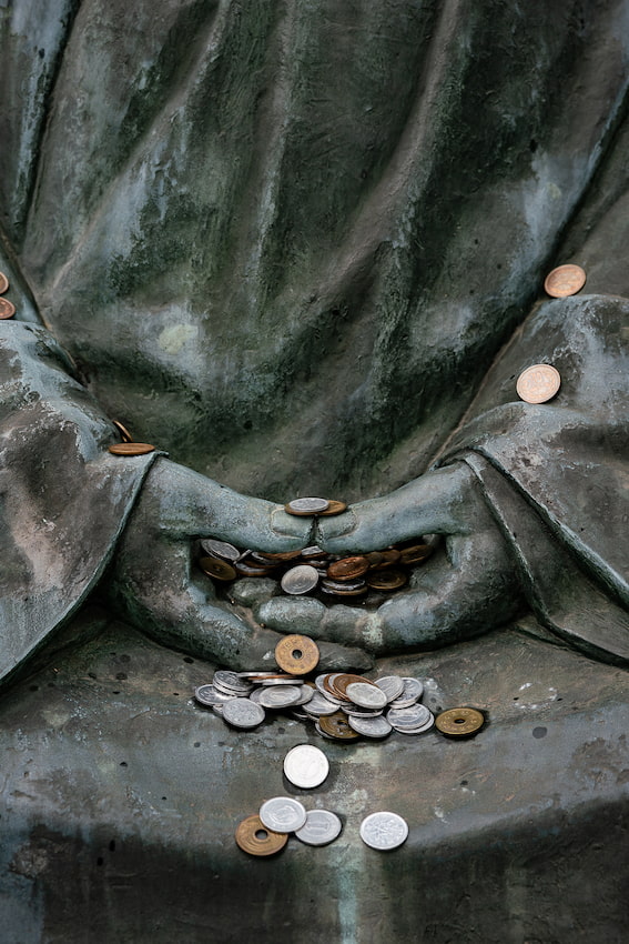 Offering money given to the zazen statue