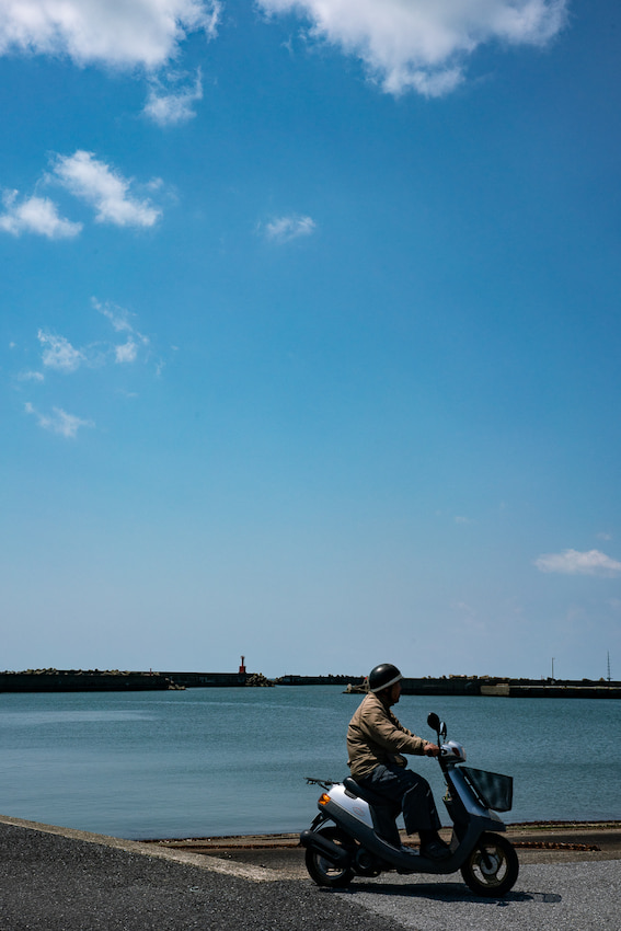 外川漁港を走るバイク