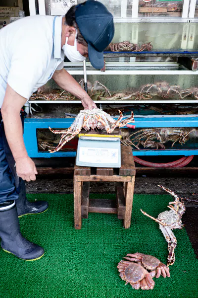 Man weighing crabs
