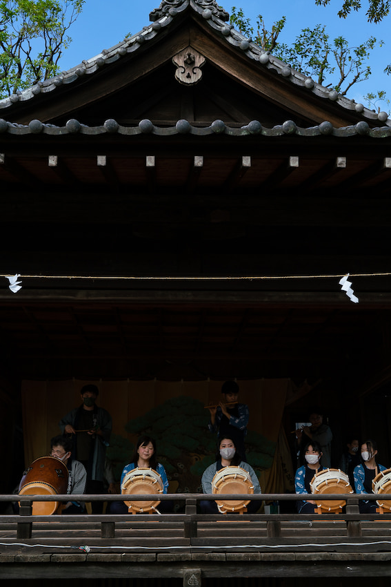 大井鹿嶋神社の神楽殿で祭囃しを演奏する人びと