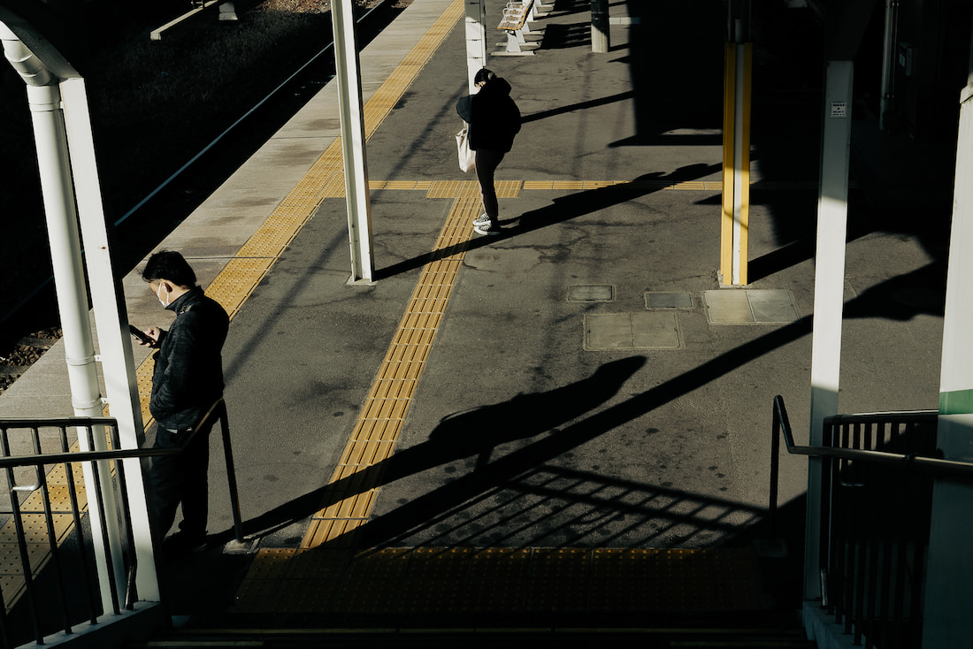 群馬八幡駅で電車を待つ人