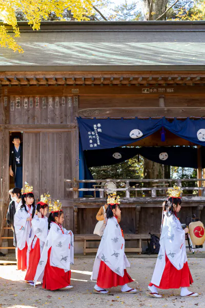 野木神社の神楽殿から出てきた女の子たち