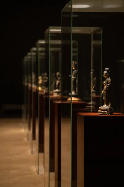 Gilt bronze Buddhas made during the Asuka period