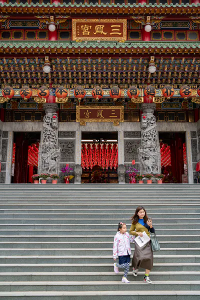 Mother and daughter descending the steps of Sanfong Temple