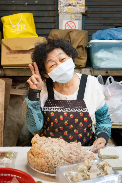 餃子を包んでいた女性