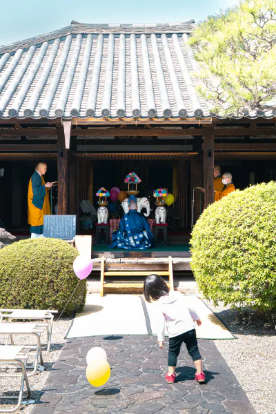 Child looking at the main hall of Jurin-in