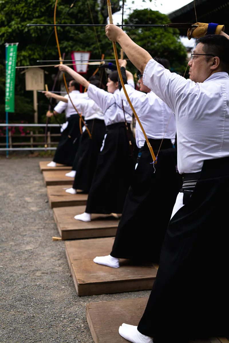 奉納弓道大会で弓を引く人たち