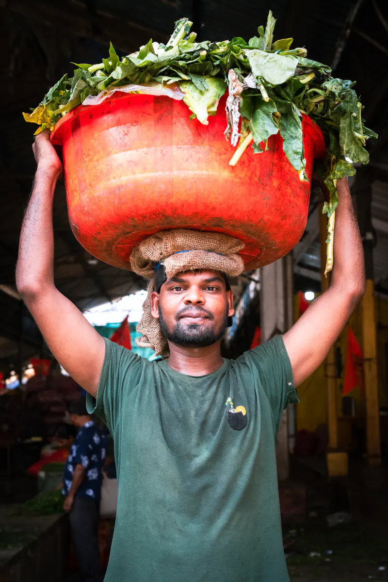 野菜を運ぶ男