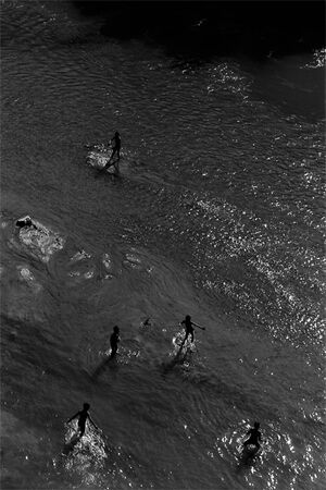 ナムカーン川で遊ぶ子どもたち