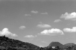 空の下に見えるワット・チョムペットという寺院