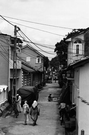 旧市街の道へ入っていくふたりの女性