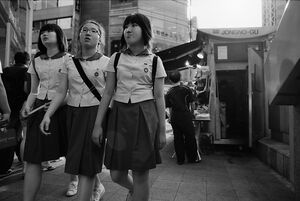 制服姿の三人の女子学生