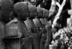 一列に並んで立つ地蔵