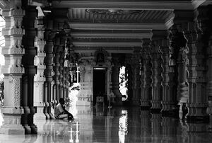 ピカピカのヒンドゥー教寺院の床