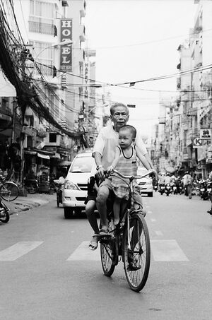 孫と一緒に自転車に乗ったおじいさん