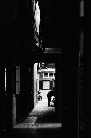 薄暗い横丁の人影