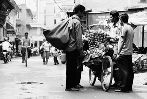 Man buying mangoes from fruit seller