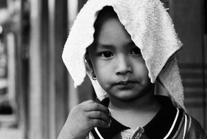 頭の上にタオルを載せた男の子