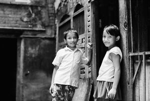路地で立ち話をする男の子と女の子