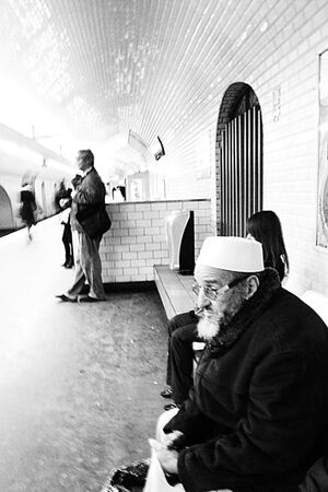 電車を待つ老人
