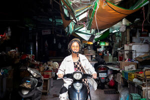 バイクにまたがった年配の女性