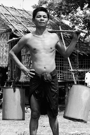 天秤棒を担ぐ男