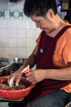 肉圓を作る女性