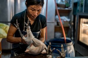 女性の肉屋と鶏肉