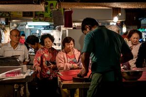 肉屋の店頭に並ぶ客