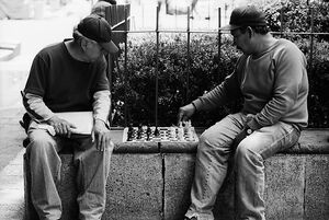 チェスをする男たち