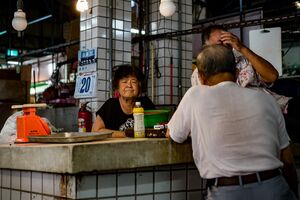 市場にいた年配の女性
