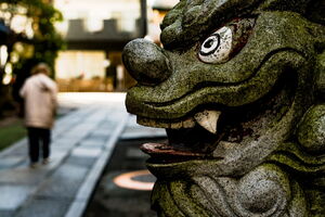 目を見開いた銀杏岡八幡神社の狛犬