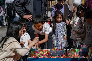 スーパーボール掬いをする親子